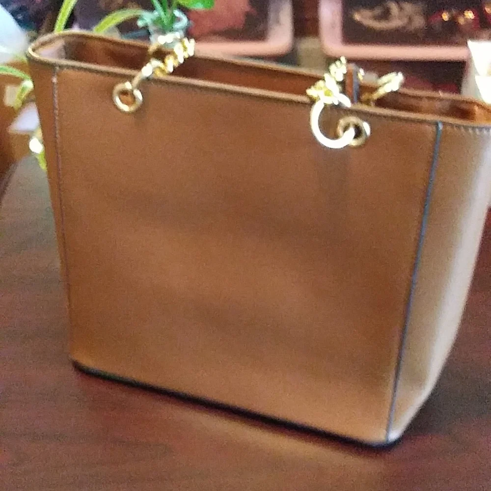 Ladies Handbag - Picture 3 of 10